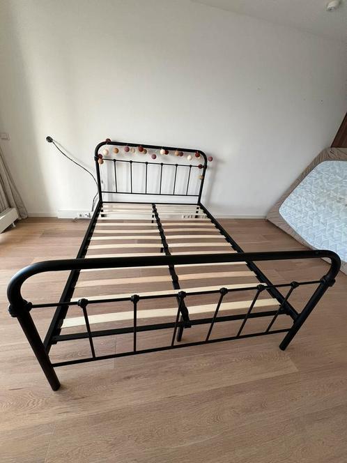 Zwart metalen twijfelaar bed met matras, Huis en Inrichting, Slaapkamer | Bedden, Zo goed als nieuw, Twijfelaar, 140 cm, Metaal