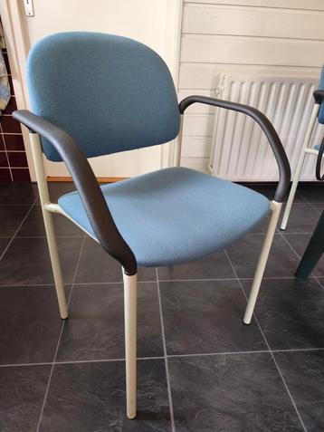 6 Vintage stapelbare vergaderstoelen, kantoorstoelen beschikbaar voor biedingen