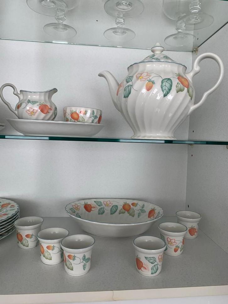 Johnson Brothers Servies met Aardbeien, Huis en Inrichting, Keuken | Servies, Zo goed als nieuw, Compleet servies, Overige stijlen