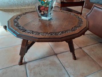 Antieke lage ronde tafel beschikbaar voor biedingen