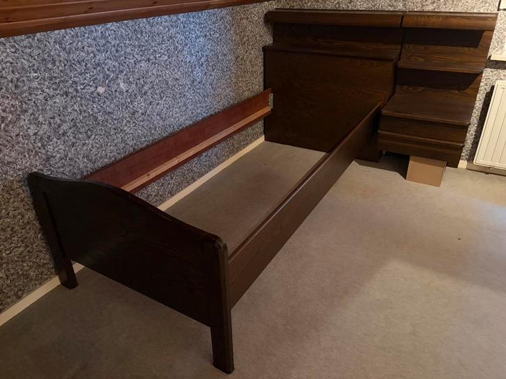 Eenpersoonsbed met nachtkastje, Huis en Inrichting, Slaapkamer | Bedden, Gebruikt, Eenpersoons, 90 cm, 200 cm, Hout, Bruin, Verstelbaar