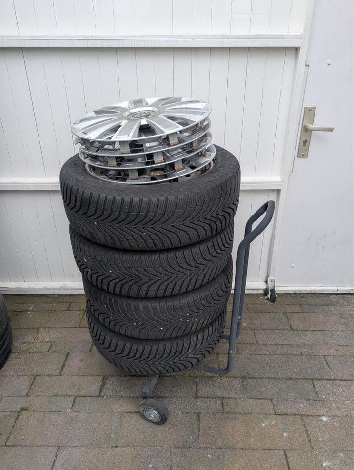 Toyota Prius 16" winterbanden met wieldoppen + wielmoeren, Auto-onderdelen, Banden en Velgen, Banden en Velgen, Winterbanden, 16 inch