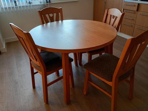 Ronde tafel met 4 stoelen, degelijk materiaal is, Huis en Inrichting, Complete eetkamers, Zo goed als nieuw, Ophalen