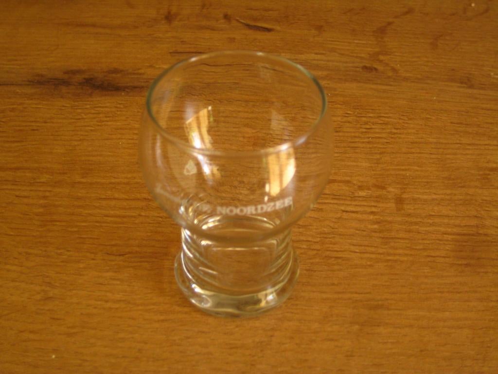 borrelglaasje jenever de noordzee, Verzamelen, Glas en Borrelglaasjes, Ophalen of Verzenden, Zo goed als nieuw, Borrel- of Shotglas