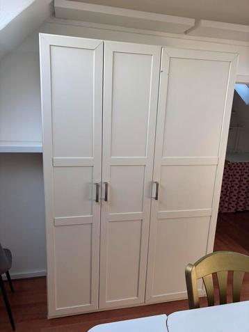 Grote witte (kleding) kast