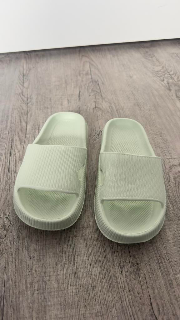 Groene slippers, maat 36-37, enkele keer gedragen, Slippers, Ophalen of Verzenden, Gedragen, Groen