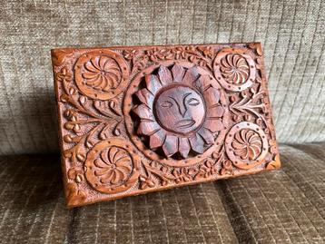 Retro vintage houten doosje met houtsnijwerk beschikbaar voor biedingen