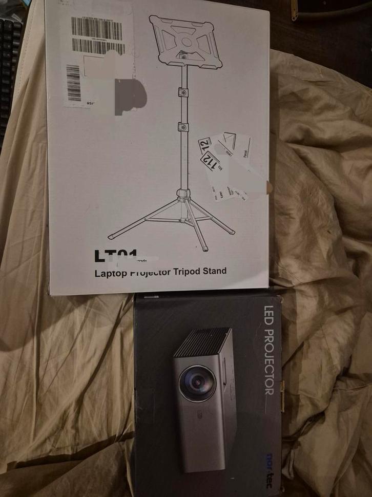 Projector met statief (nieuw), Audio, Tv en Foto, Beamers, Zo goed als nieuw, LED, Ultra HD (4K), Ophalen of Verzenden