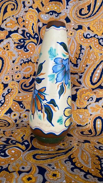 GEGLAZUURD AARDEWERKEN VAASJE MET BLOEMMOTIEF (28cm) beschikbaar voor biedingen