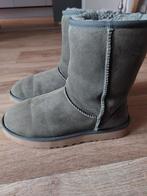 ZGAN UGG Classic short II Maat 40 Groen, Kleding | Dames, Schoenen, Ophalen of Verzenden, Zo goed als nieuw, Groen