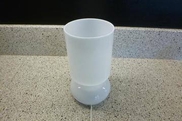 glazen Ikea tafellamp in de kleur wit