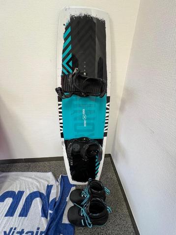 Ronix District wakeboard 144 met bindingen en schoenen beschikbaar voor biedingen