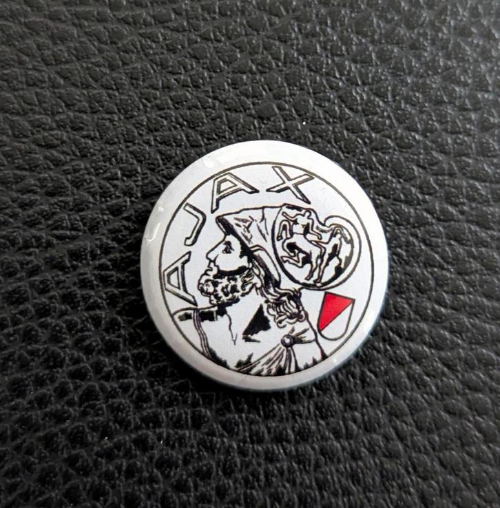 Ajax voetbal button – 25mm button / speld / pin, Verzamelen, Sportartikelen en Voetbal, Nieuw, Overige typen, Ajax, Verzenden