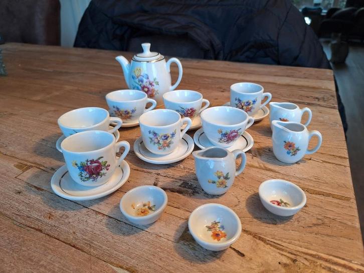 Porseleinen vintage Kinderservies met Bloemenmotief, Antiek en Kunst, Antiek | Servies compleet, Ophalen of Verzenden