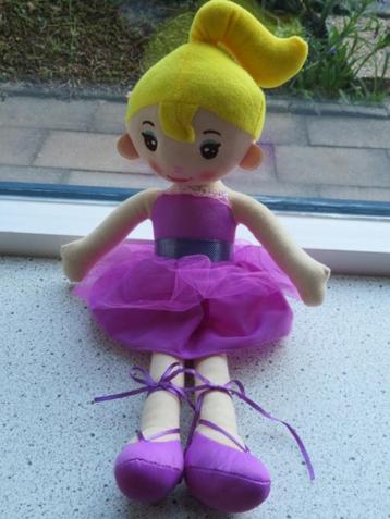 Pop ballerina in paarse jurk en balletschoenen van Zeeman beschikbaar voor biedingen