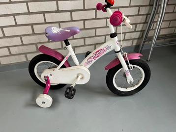 Kinderfietsje 12 inch met zijwielen en gebruikssporen beschikbaar voor biedingen