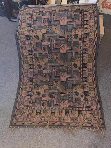 Zie hier nog een mooi Amsterdamse school kapstokkleed beschikbaar voor biedingen