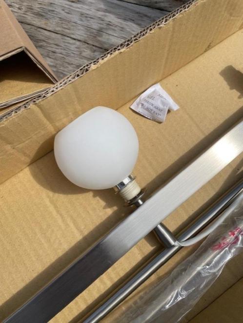 Hanglamp RVS nieuw in doos 6 witte glazen bollen lengte 1,2, Huis en Inrichting, Lampen | Hanglampen, Nieuw, 75 cm of meer, Glas