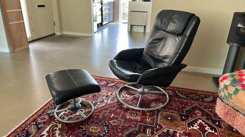 Vintage IKEA MALUNG fauteuil met voetenbank – zwart skai, Huis en Inrichting, Fauteuils, Zo goed als nieuw, Leer, 50 tot 75 cm
