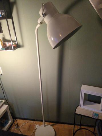 Witte Staande Lamp - Verstelbaar beschikbaar voor biedingen