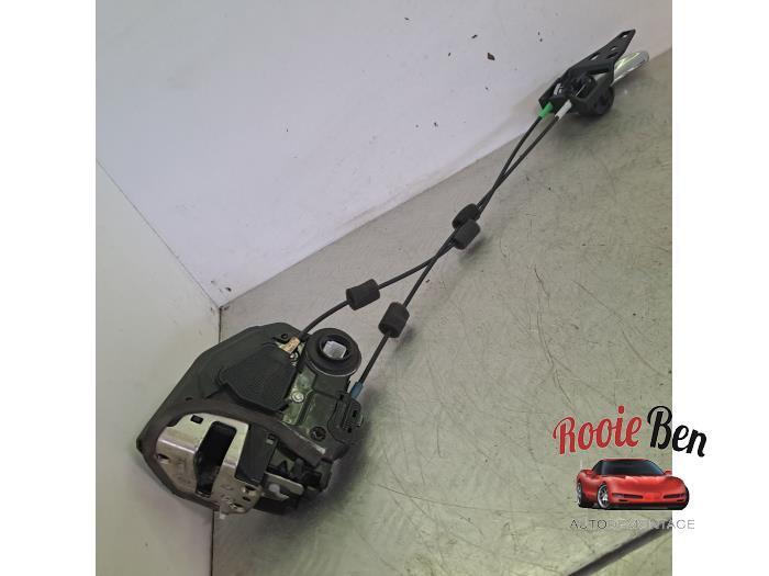 Deurslot Mechaniek 4Deurs links-achter van een Toyota Rav-4, Auto-onderdelen, Carrosserie en Plaatwerk, Toyota, Gebruikt, 3 maanden garantie