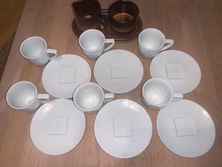 6 Nespresso Kopjes en 8 Schotels + suiker en melk setje., Huis en Inrichting, Keuken | Servies, Zo goed als nieuw, Kop(pen) en/of Schotel(s)