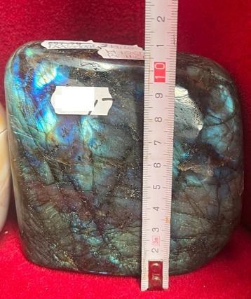 Sculptuur Labradoriet10 cm H/11 cm BR./5 cm dik /3 kilo beschikbaar voor biedingen