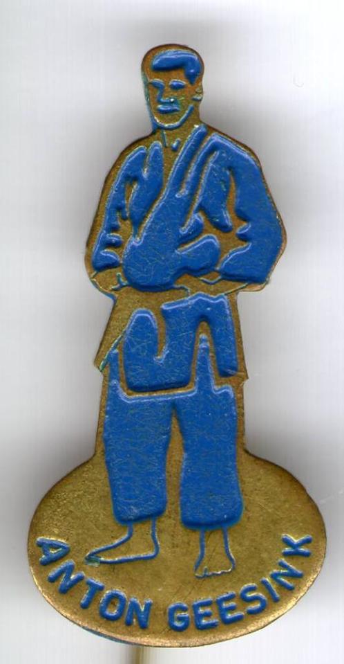 Anton Geesink blauw op koper judoka speldjes ( R_017 ), Verzamelen, Speldjes, Pins en Buttons, Nieuw, Speldje of Pin, Figuurtje