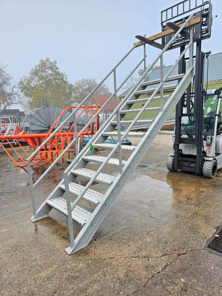 Stalen trap grijs. Hoog 2,35 mtr. Nog093, Doe-het-zelf en Verbouw, Ladders en Trappen, Zo goed als nieuw, 2 tot 4 meter, Ophalen