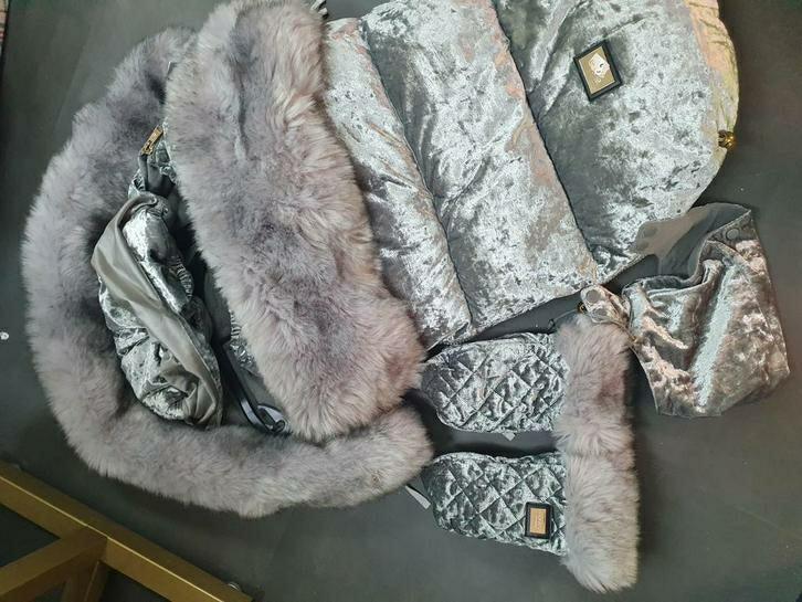 Bjallra of sweden voetenzak velvet met handschoenen full set, Kinderen en Baby's, Kinderwagens en Combinaties, Zo goed als nieuw