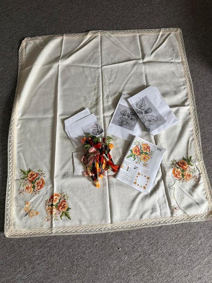 Borduurpakket tafelkleed en Patronen, Hobby en Vrije tijd, Borduren en Borduurmachines, Gebruikt, Borduurpakket, Handborduren