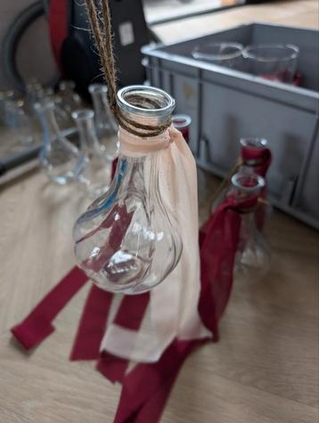 Vaasjes voor tafel aankleding / stoelen beschikbaar voor biedingen