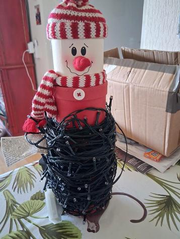 2 Kerstboomverlichtingen en  doos kerstballen beschikbaar voor biedingen