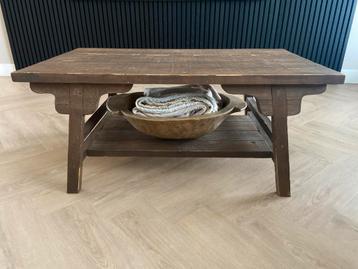 Houten salontafel met opbergplank beschikbaar voor biedingen