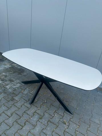 Deens ovale beige eettafel beschikbaar voor biedingen