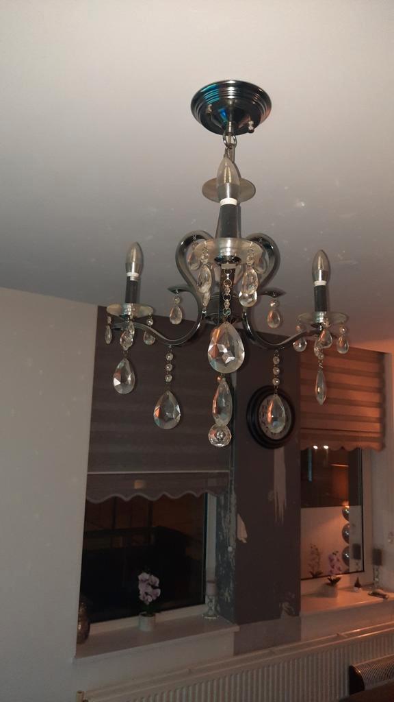 Elegante kroonluchter met kristallen details, Huis en Inrichting, Lampen | Kroonluchters, Gebruikt, Glas, Metaal, Ophalen of Verzenden