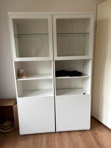 Witte kast met glas