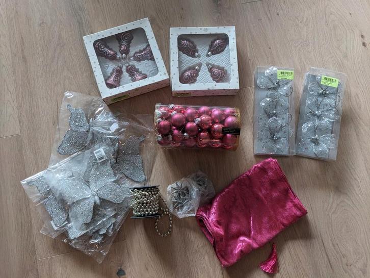Gratis kerstboomversiering roze en zilver, Diversen, Kerst, Ophalen