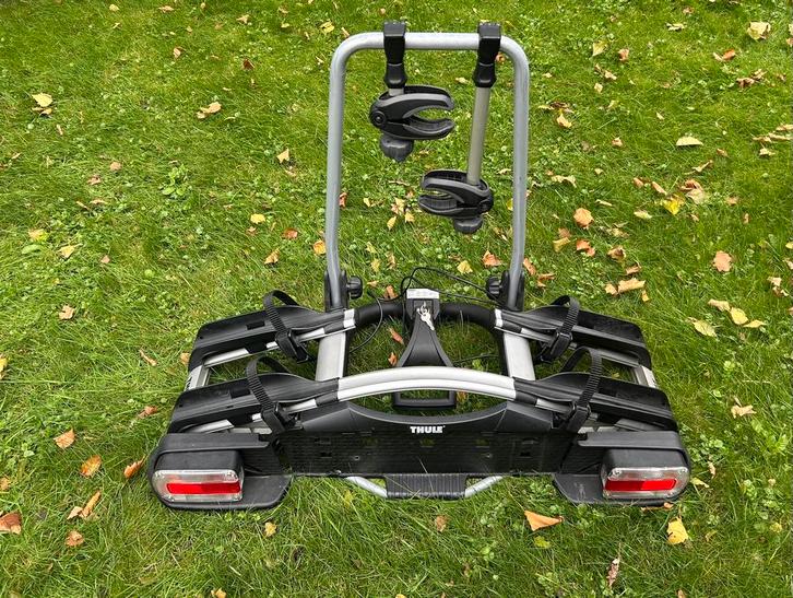 Thule Euroway 921 kantelbare fietsendrager, Auto diversen, Fietsendragers, Zo goed als nieuw, Trekhaakdrager, 2 fietsen, Brede banden