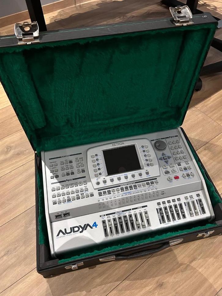 Ketron originele Audya 4 koffer met 2 sleutels, Muziek en Instrumenten, Soundmodules, Zo goed als nieuw, Ophalen of Verzenden