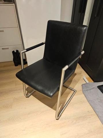 2 mooie stoelen  beschikbaar voor biedingen