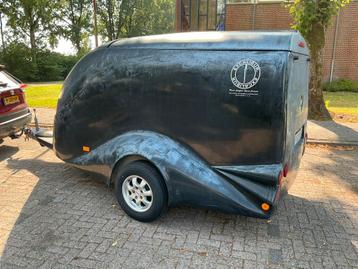 Motortrailer surftrailer gesloten aanhanger beschikbaar voor biedingen