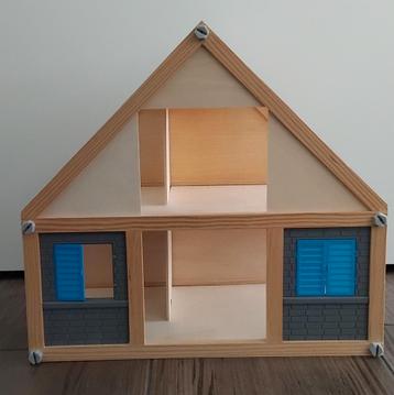 Leuk houten poppenhuis met meubels beschikbaar voor biedingen