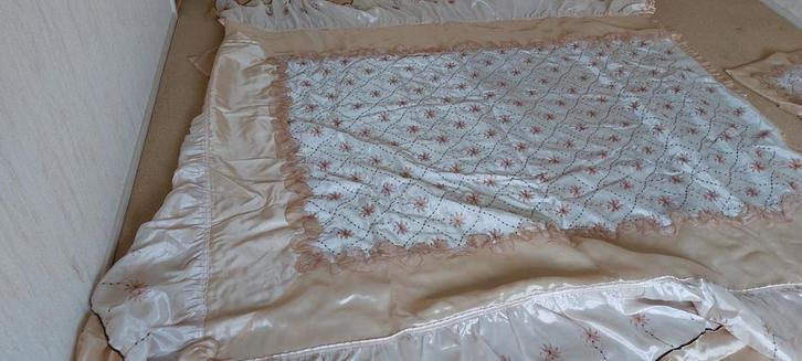 Tweepersoons Sprei met kussenslopen Beige met Bloemen, Huis en Inrichting, Slaapkamer | Beddengoed, Zo goed als nieuw, Overige typen