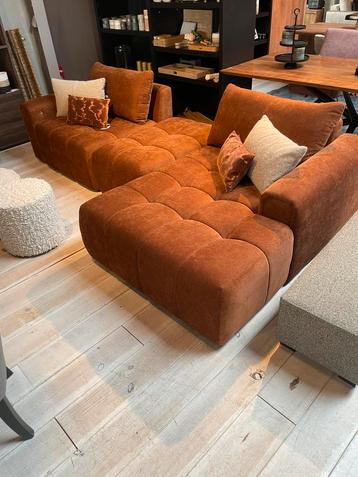 showroom bank – model Liam van UrbanSofa terracotta kleur beschikbaar voor biedingen
