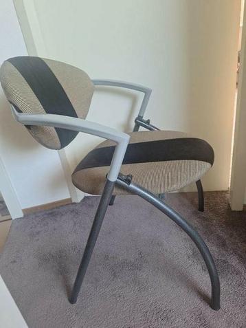 Stijlvolle design stoel beschikbaar voor biedingen