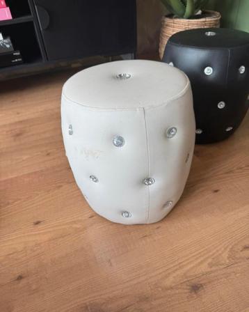 Witte poef met gekapitoneerde diamantknopen beschikbaar voor biedingen