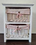 Kastje hout wit country-look met 2 witte rieten manden, Ophalen, Minder dan 50 cm, Country-look Vintage Landelijk, 1 of 2 laden