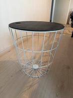 Bijzettafeltje met mandje, Huis en Inrichting, Tafels | Bijzettafels, Minder dan 55 cm, Gebruikt, Rond, Ophalen