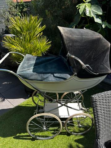Kinderwagen wit blauw beschikbaar voor biedingen